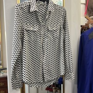 Classic button down blouse in black and white Chevron pattern and 2 pockets.